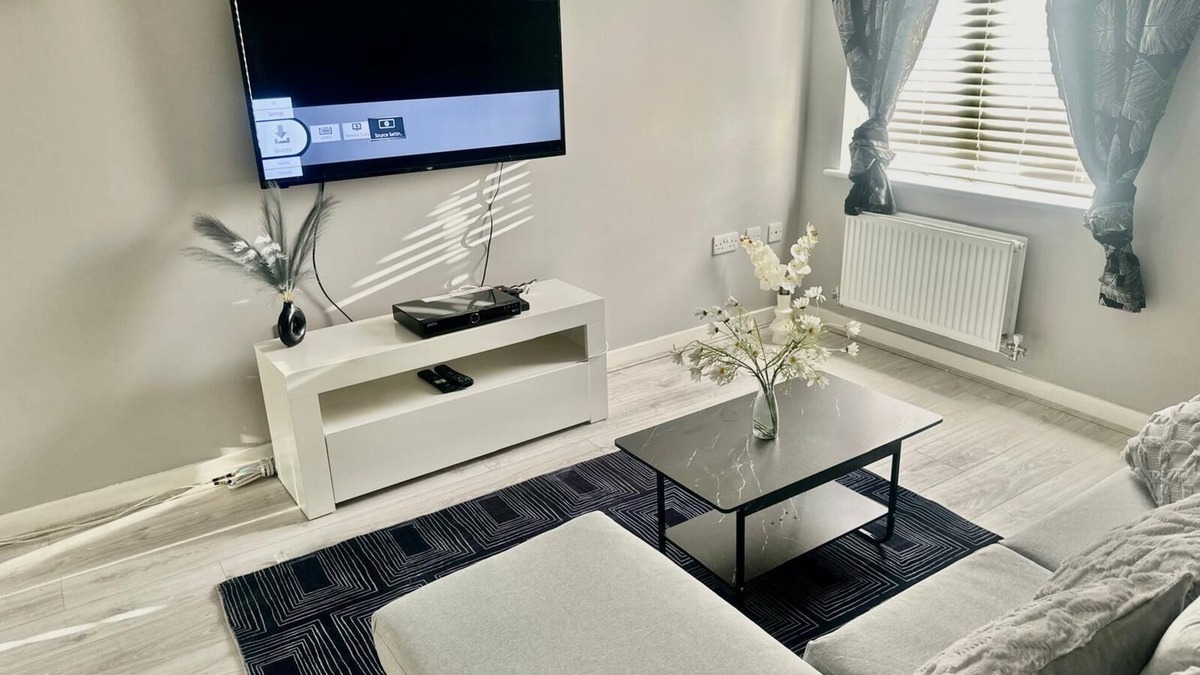 Bilston Hotel | Spacious 4-Bed in Vibrant Community with Family Park & Garden Oasis!