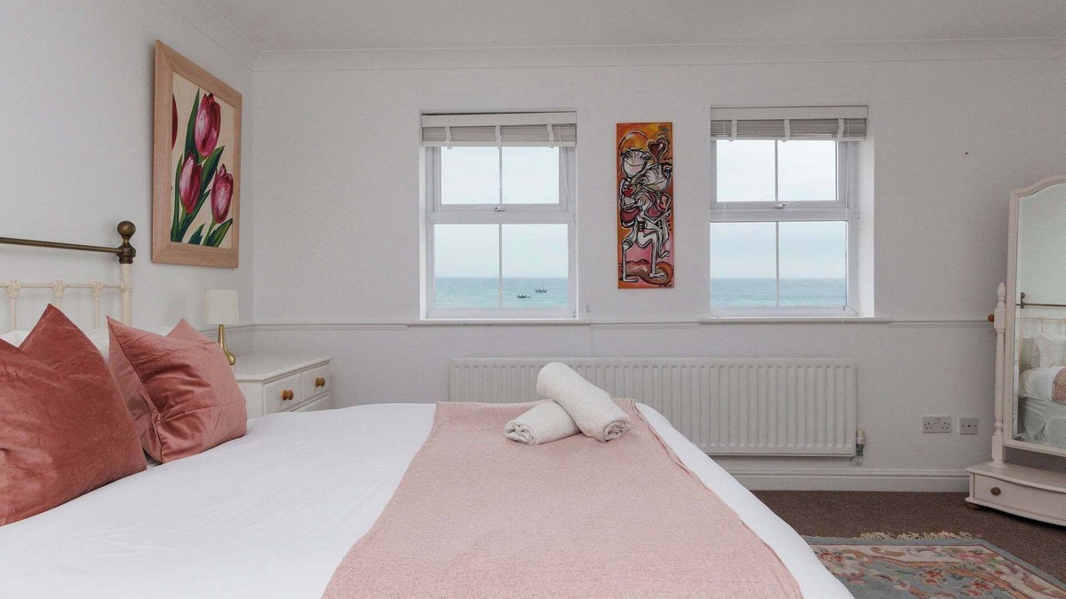 Selsey House | Spacious 4-Bed Seaside Retreat in Selsey