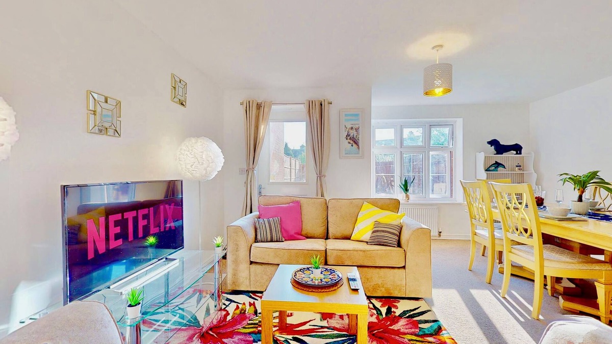 Gravesend House | Spacious 4 Bed Semi-Detached Family Home with Parking