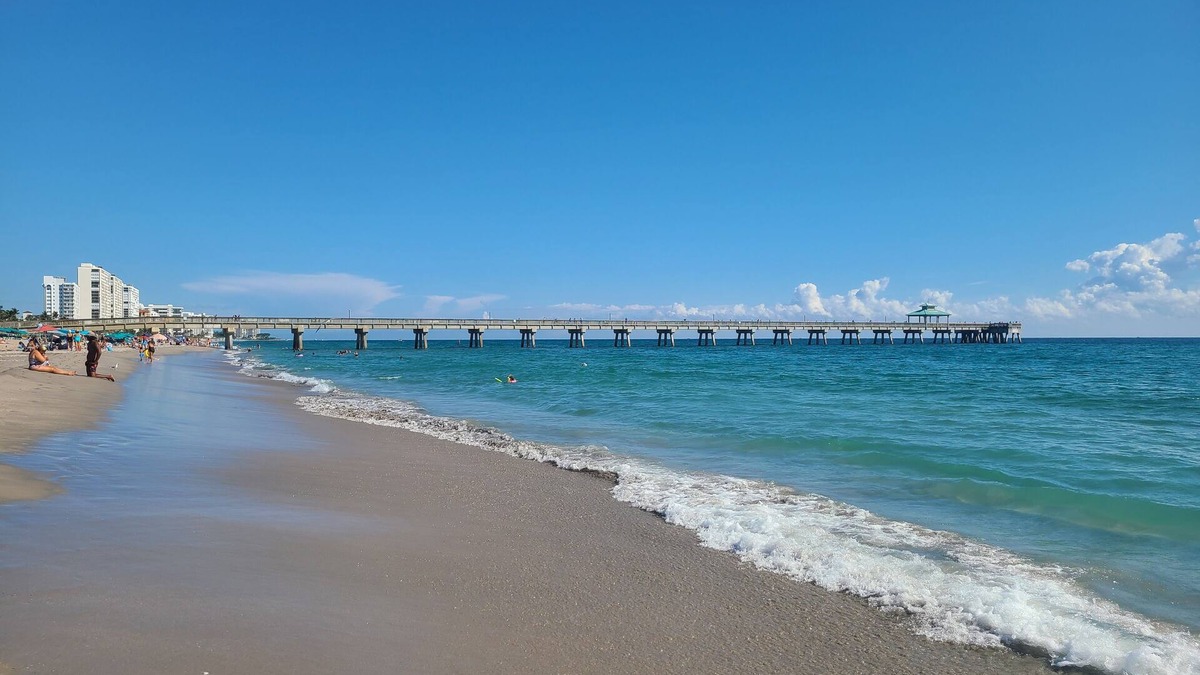Deerfield Beach Villa | Spacious 4 bedroom, 3 bath Villa with Screened-In Heated Pool, Gourmet Kitchen