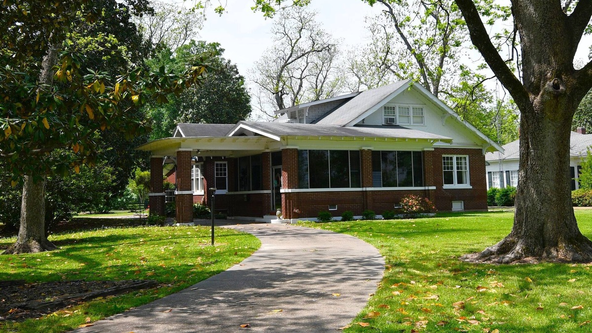 Lake Providence House | Spacious 4-bedroom house with WiFi and lake views in historic Lake Providence