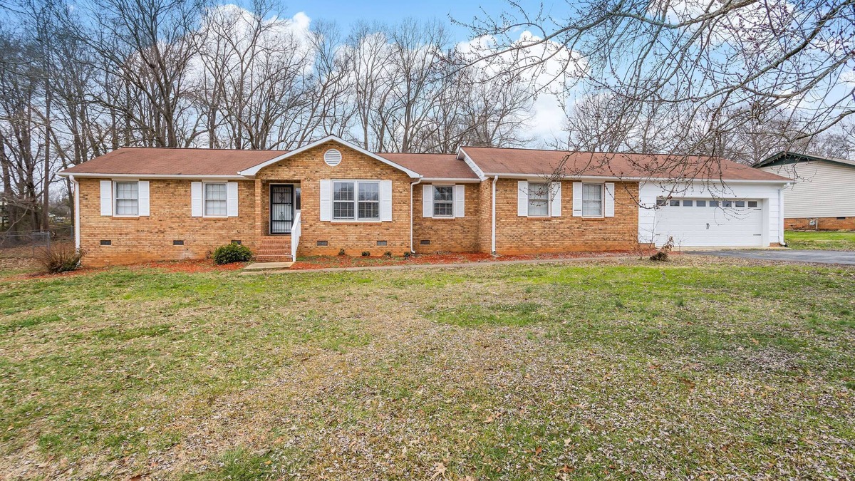 Valley Falls House | Spacious 4-bedroom house in serene Boiling Springs with AC