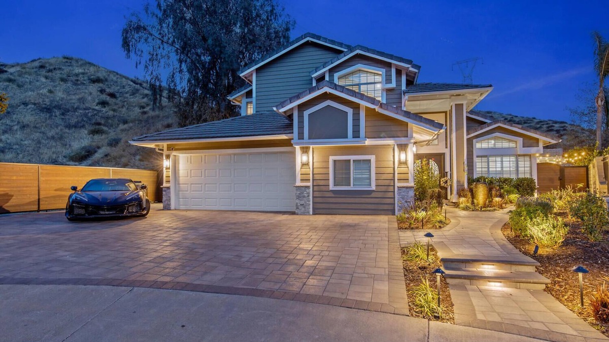 Santa Clarita House | Spacious 4-bedroom house in charming Santa Clarita with Pool