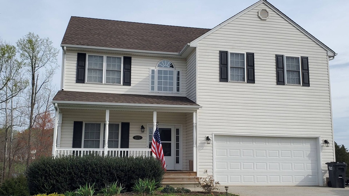 Forest House | Spacious 4 Bedroom 2.5 Bath Home, great location!