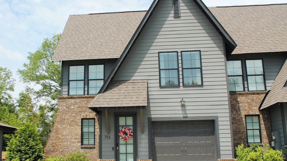 Auburn - Opelika House | Spacious 4-bedroom 3.5 Bath. The War Eagle House Getaway in the Heart of Auburn!
