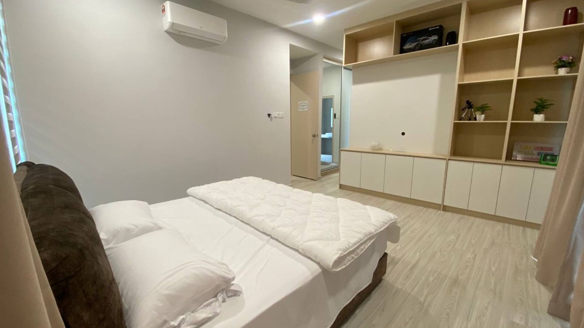 Kampung Bukit Merbah House | Spacious 4-bedroom 5 full bath semi-D hillside house with beds for 16pax