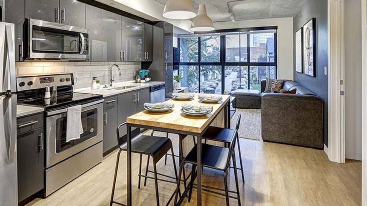 Kerrytown Apartment | Spacious 4-bedroom apartment in delightful Ann Arbor with AC, fitness room