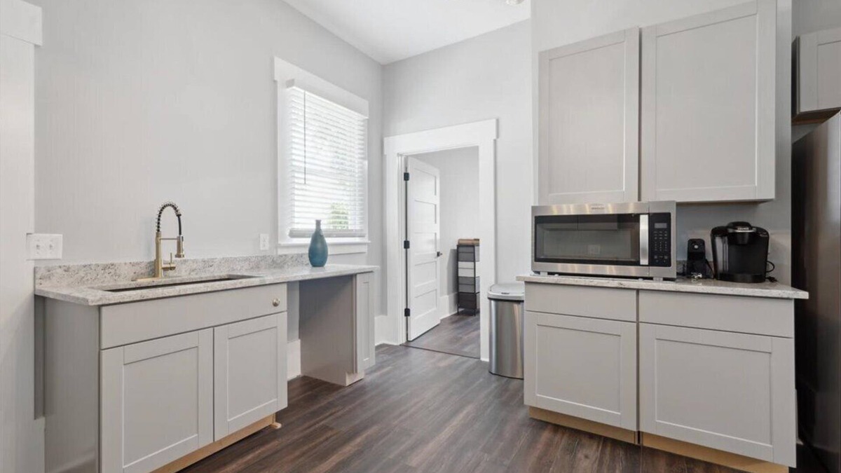 Metropolitan Apartment | Spacious 4-bedroom apartment in charming Savannah with AC, WiFi