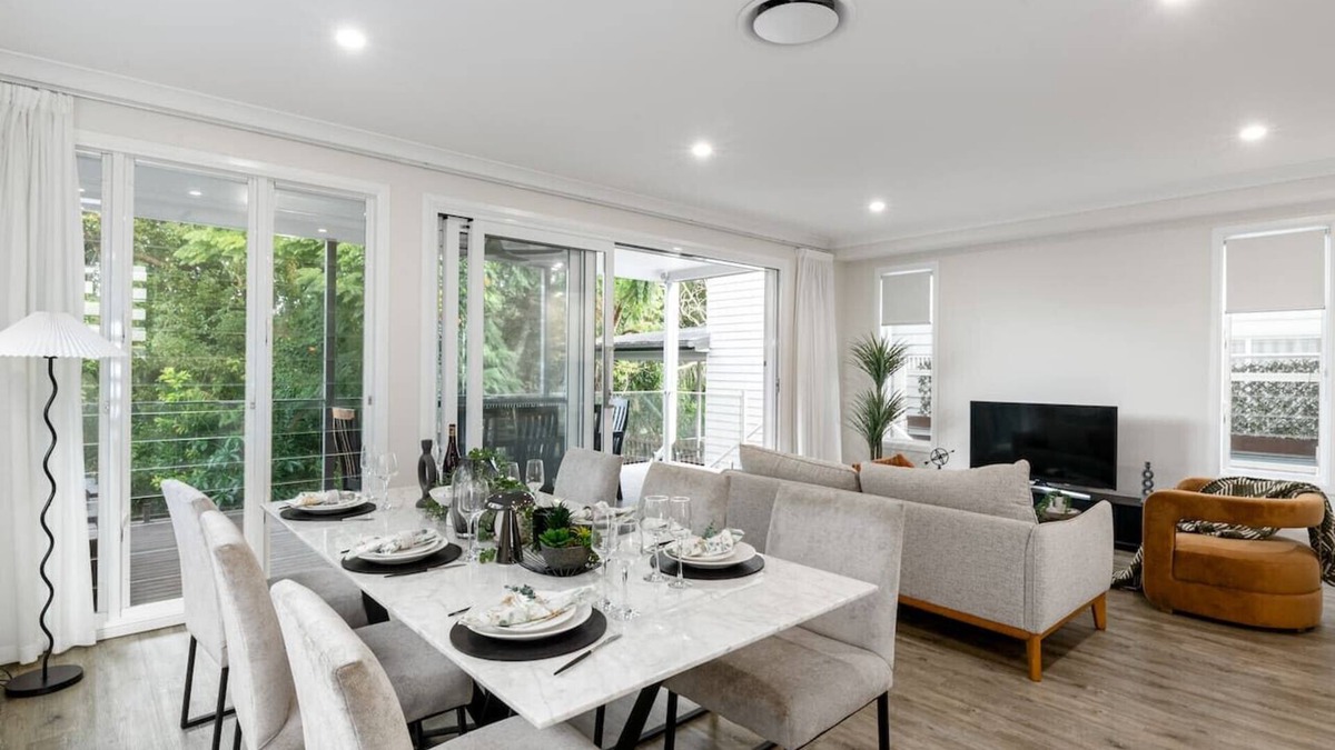 Bardon House | Spacious 4-Bedroom Bardon Retreat Across 2 Levels