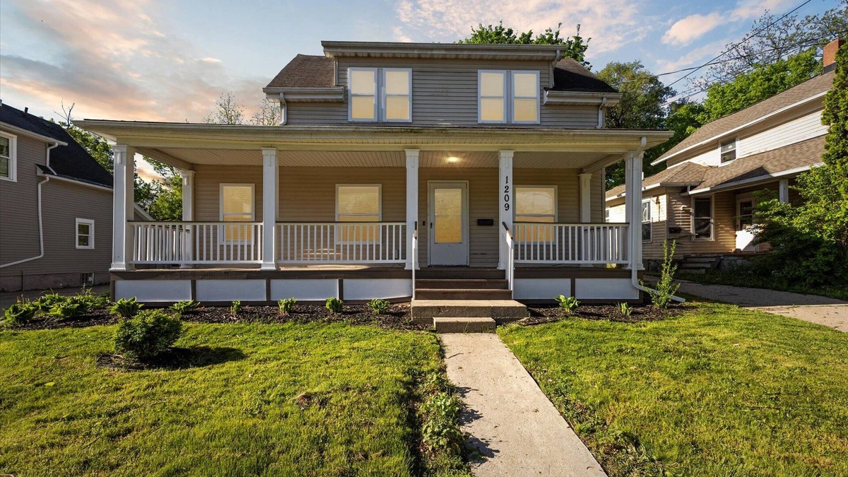 Lansing House | Spacious 4-bedroom building, and WiFi in wonderful Lansing