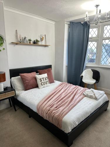 Coventry House | Spacious 4 Bedroom Contractors Friendly Home in Coventry Near Jaguar Land Rover & City Centre