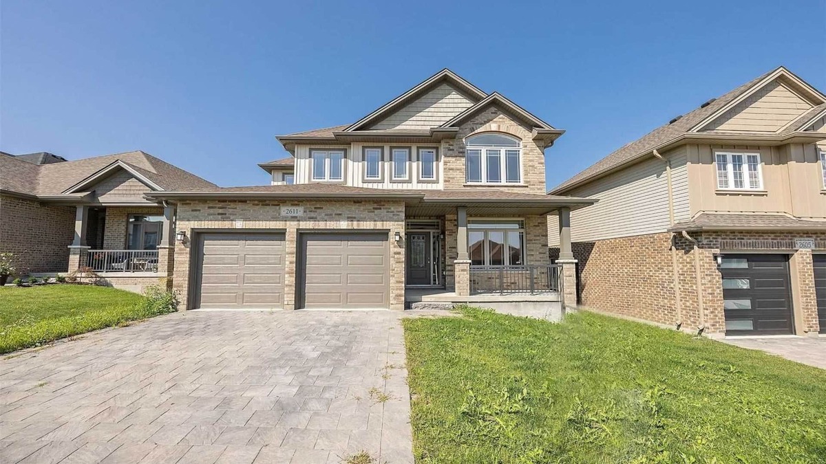London House | Spacious 4 Bedroom Cozy Home with a Indoor Fireplace
