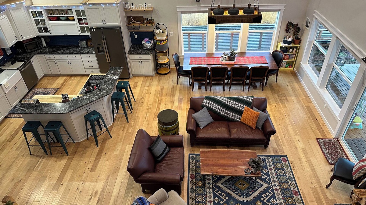 Chiloquin House | Spacious 4-Bedroom Family-Friendly Home with Hilltop Views and Fiber Optic WiFi