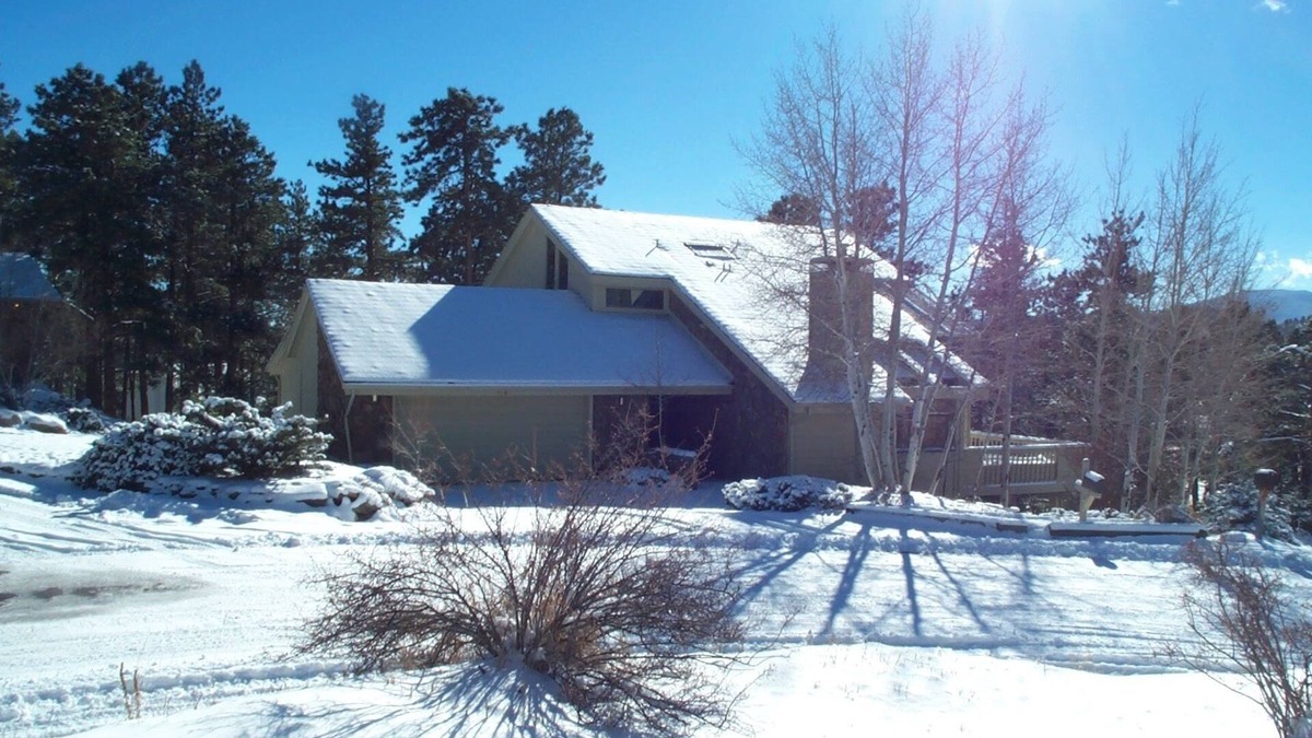 Hiwan Estates And Fairway House | Spacious 4 bedroom family mountain home.