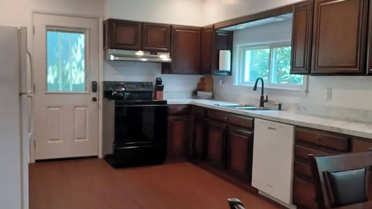 Ephrata House | Spacious 4-bedroom family-friendly home with outdoor space in welcoming Ephrata.