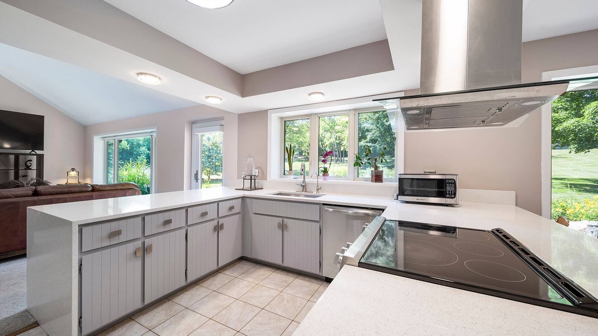 Plato Center House | Spacious 4-bedroom getaway with beautiful patio garden & fitness room, Wifi