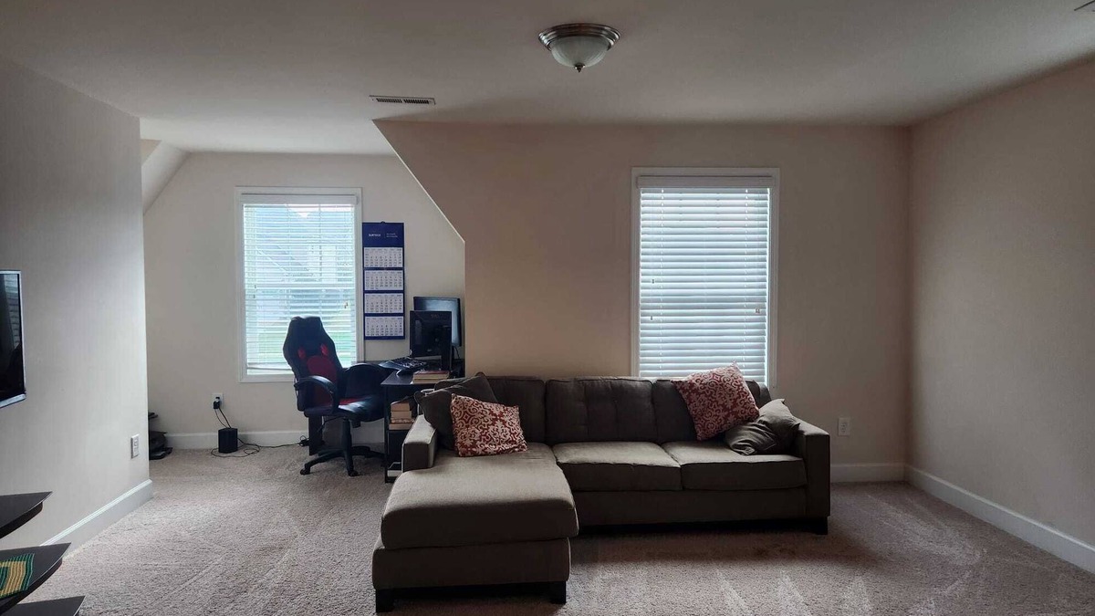 Burlington House | Spacious 4-bedroom house with WiFi and AC in Burlington. On a cul-de-sac.