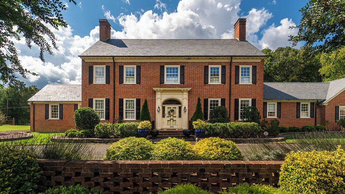 Burlington House | Spacious 4-bedroom house on Golf Course in charming Burlington.