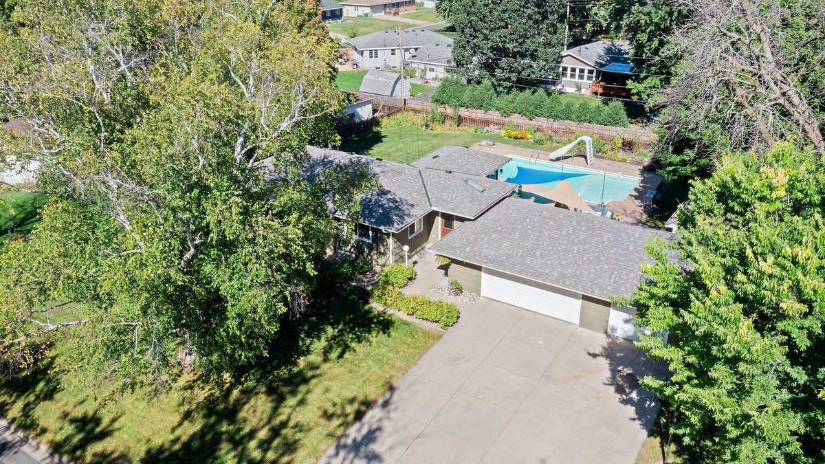 Burnsville House | Spacious 4-bedroom house in charming Burnsville with Pool!