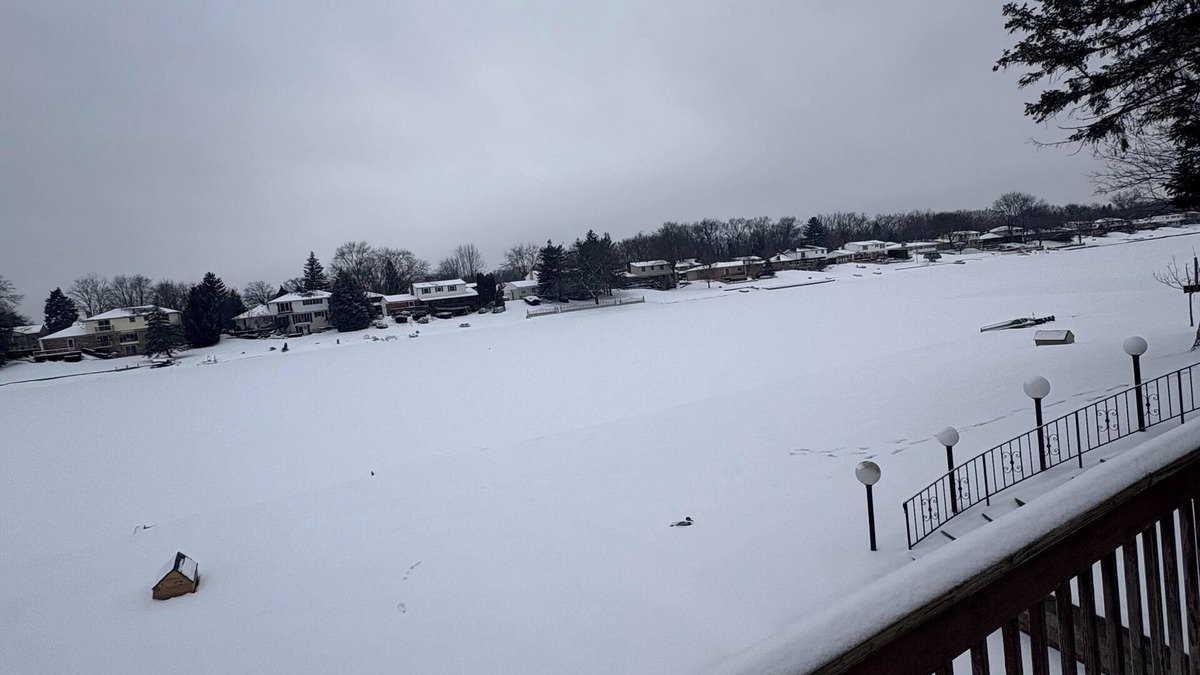Shelby Township House | Spacious 4-bedroom house in welcoming Shelby Twp on a lake with WiFi, AC