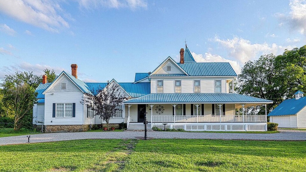 McAlester House | Spacious 4-Bedroom Historical Home w/modern comforts in Old Town McAlester, OK.