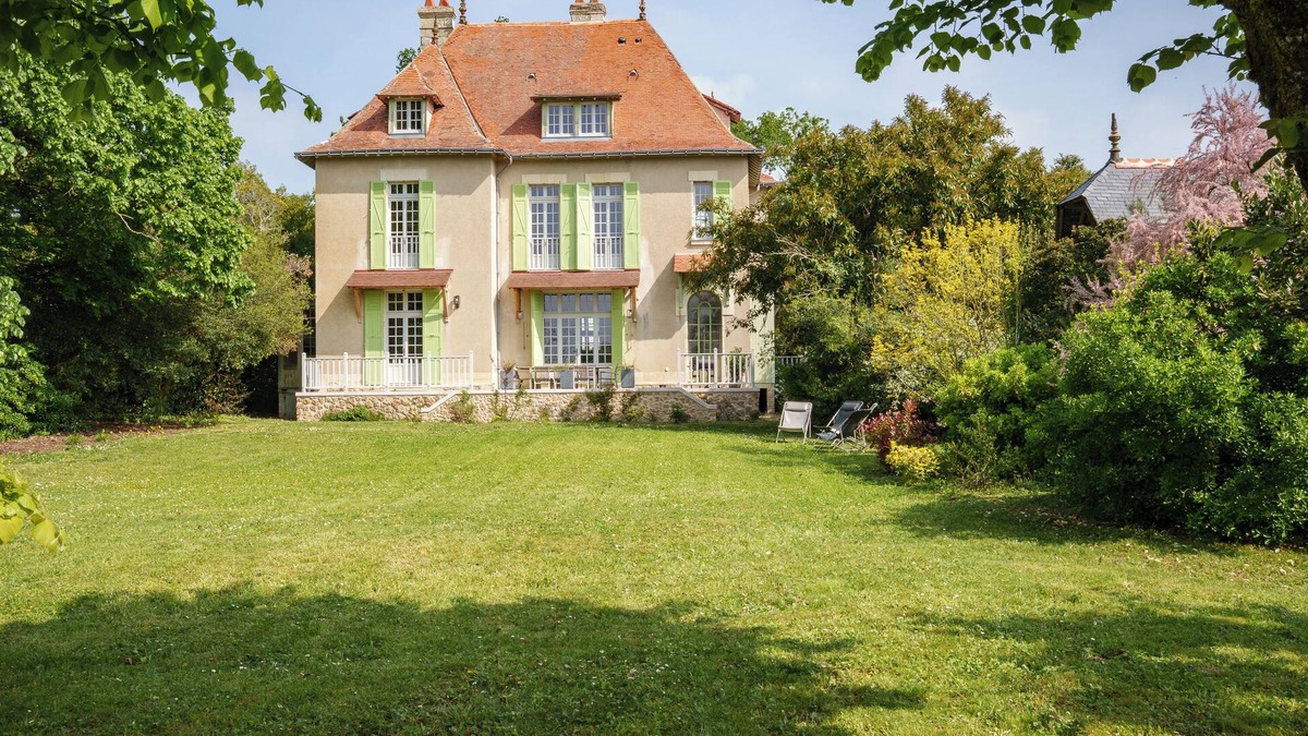 Bourgueil House | Spacious 4-Bedroom House for 10 Guests in Bourgueil, near Vineyards