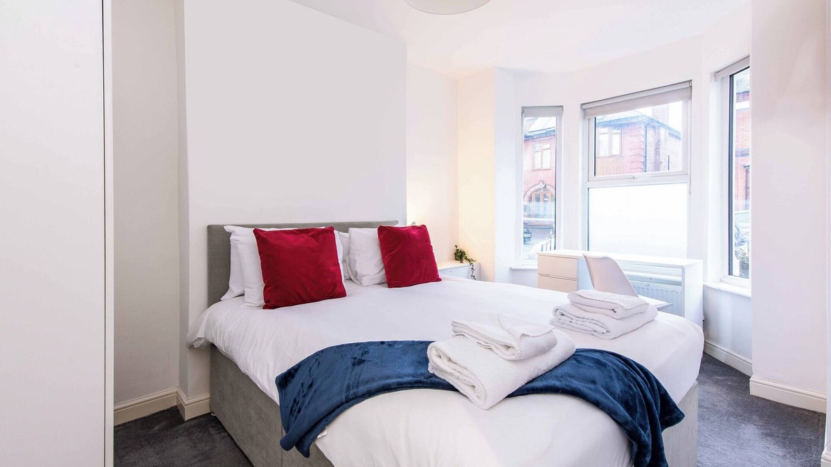 Bramcote House | Spacious 4-Bedroom House Near Beeston Town Centre