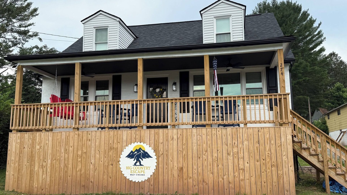 Bluewell House | Spacious 4-bedroom house with garage in Bluewell! Park and ride to the trails!