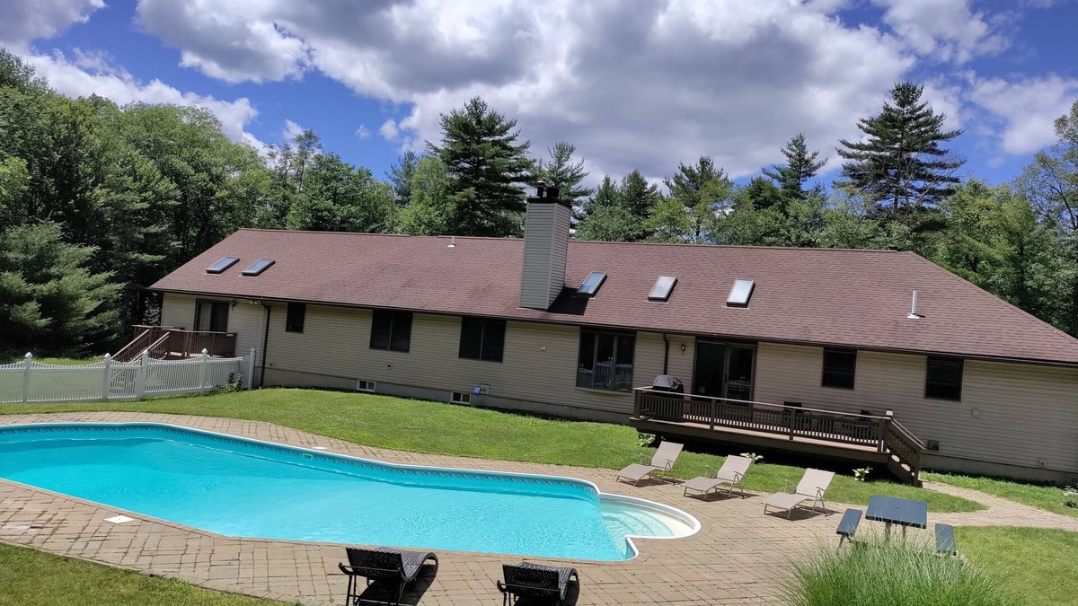 Glen Spey House | Spacious 4 bedroom house with a private pool in a quiet area