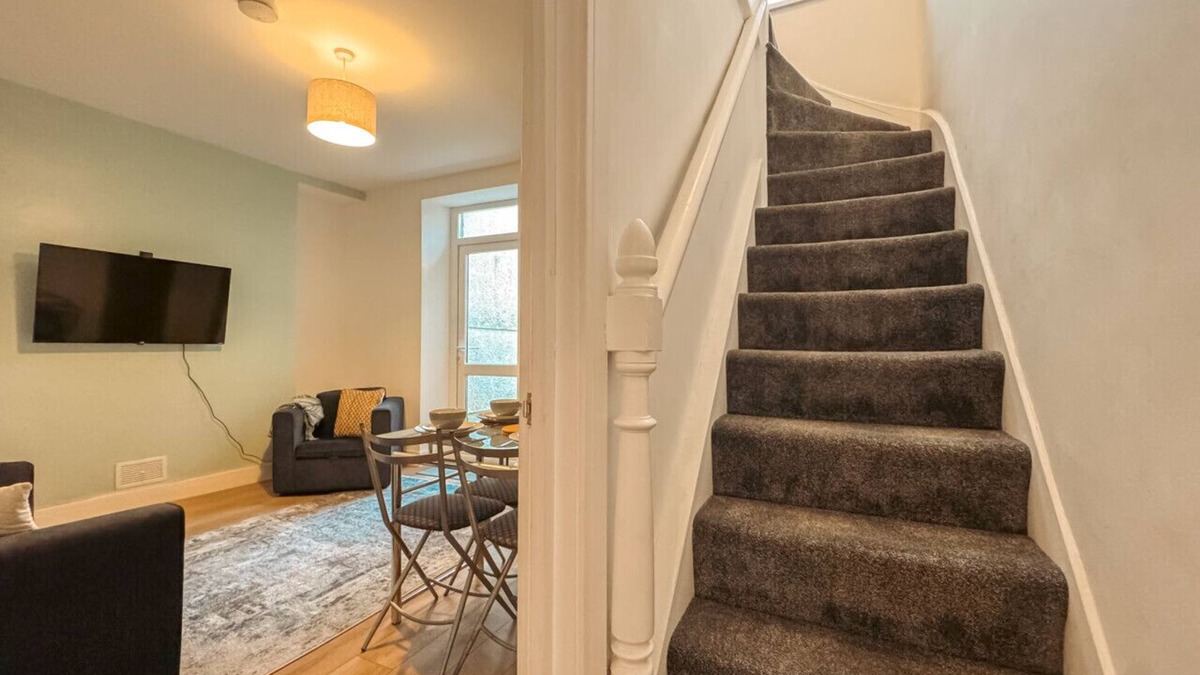 Dowlais House | Spacious 4 Bedroom Home