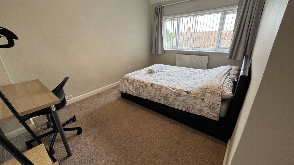 Reading House | Spacious 4 Bedroom Home|FREE Parking & Wi-Fi|Garden