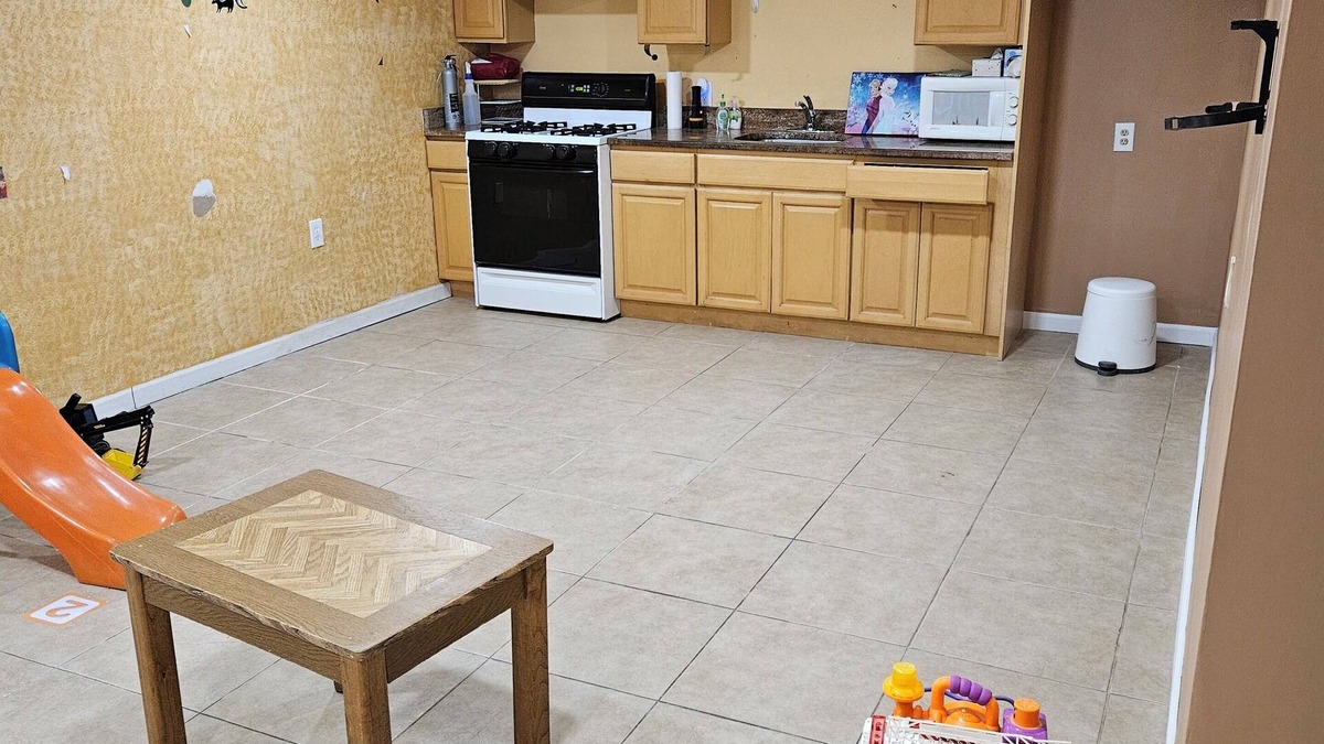 Edison House | Spacious 4-Bedroom Home in Edison Perfect for Your Stay, Direct Train to NYC!