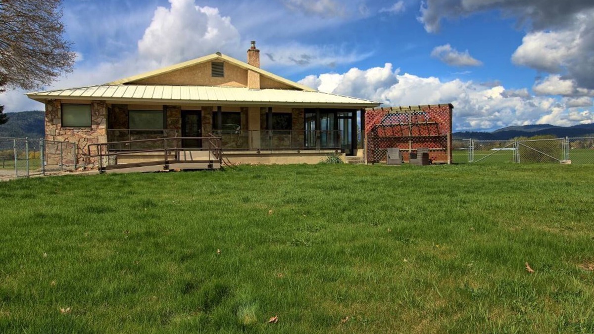 Chewelah House | Spacious 4-bedroom house that sleeps 15- 14 Min to 49 North Mountain Resort
