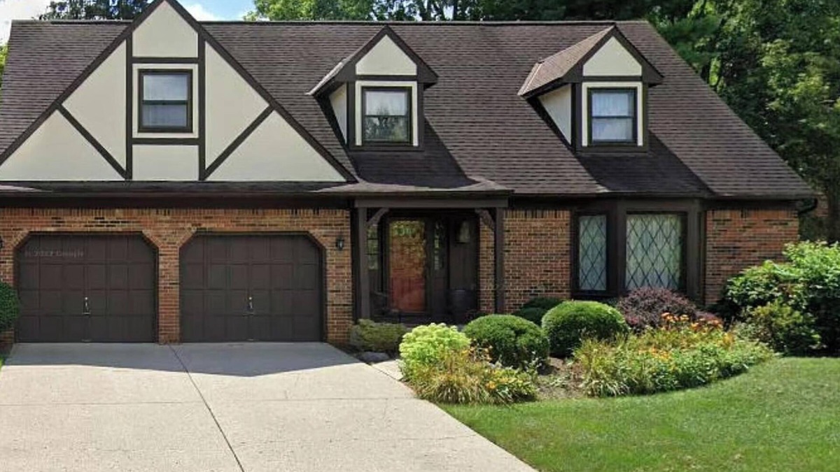 Mount Air House | Spacious 4-bedroom house with WiFi, in Worthington Hills