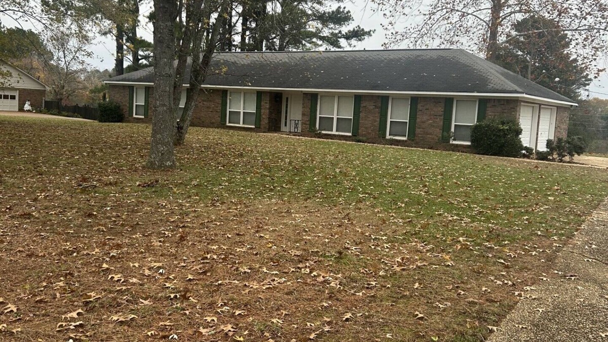 Florence House | Spacious 4-bedroom house in lakefront subdivision on one and a half acres