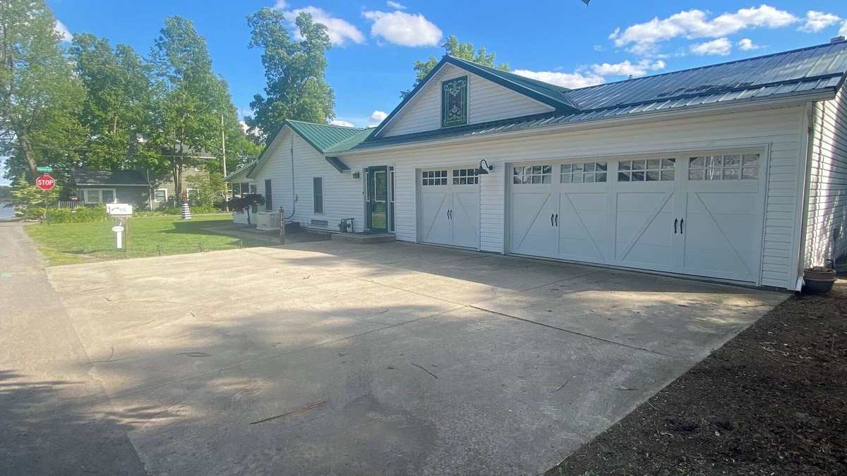 Lakeview House | Spacious 4-bedroom house with 3 patios at Indian Lake. Enjoy your stay!