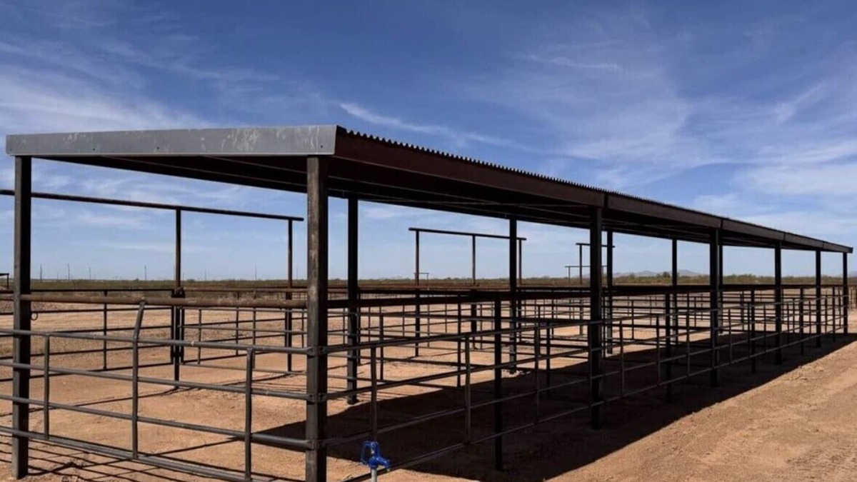 Wittmann House | Spacious 4-bedroom house with up to 4 stalls for your horses. 1W26848n