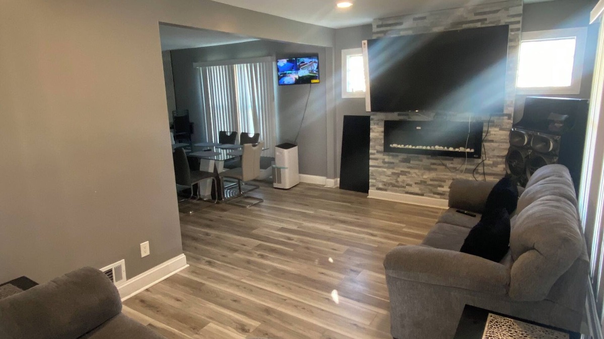 Detroit House | Spacious 4-bedroom house in delightful Detroit with WiFi, AC