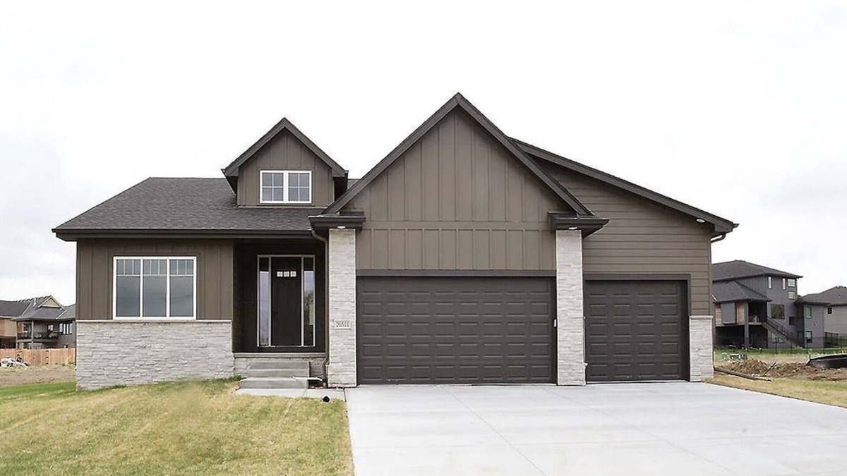 Elkhorn House | Spacious 4-Bedroom House with 3 Bathrooms in West Omaha.