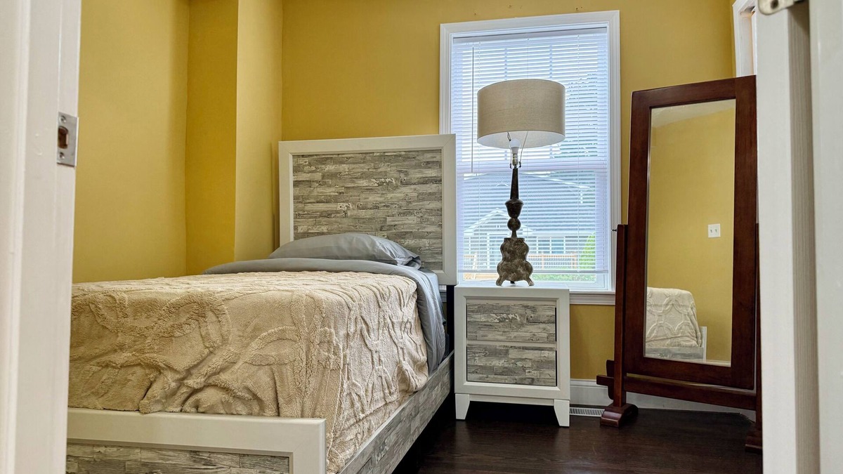 Chicago House | Spacious 4-bedroom house in welcoming Hammond . 10 minutes of horseshoe Casino.