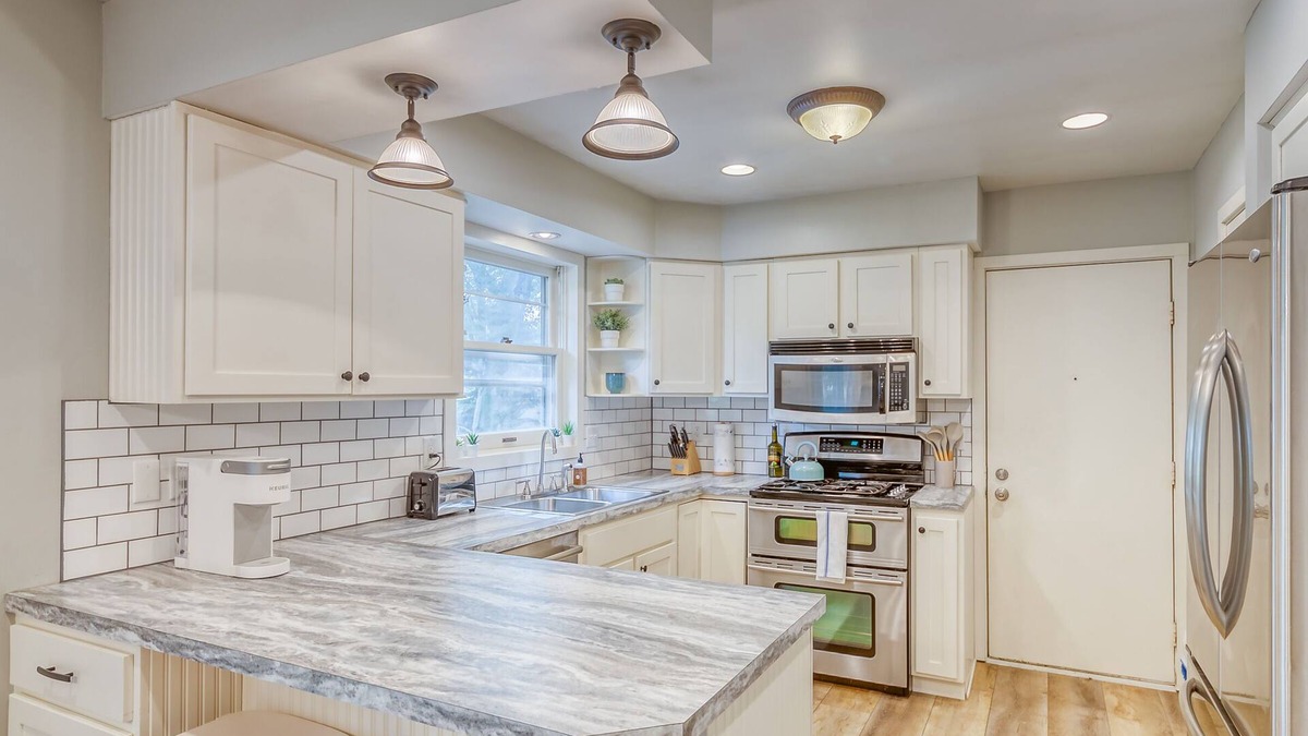 Holland House | SPACIOUS 4 BEDROOM HOUSE NEAR HOLLAND STATE PARK PET FRIENDLY