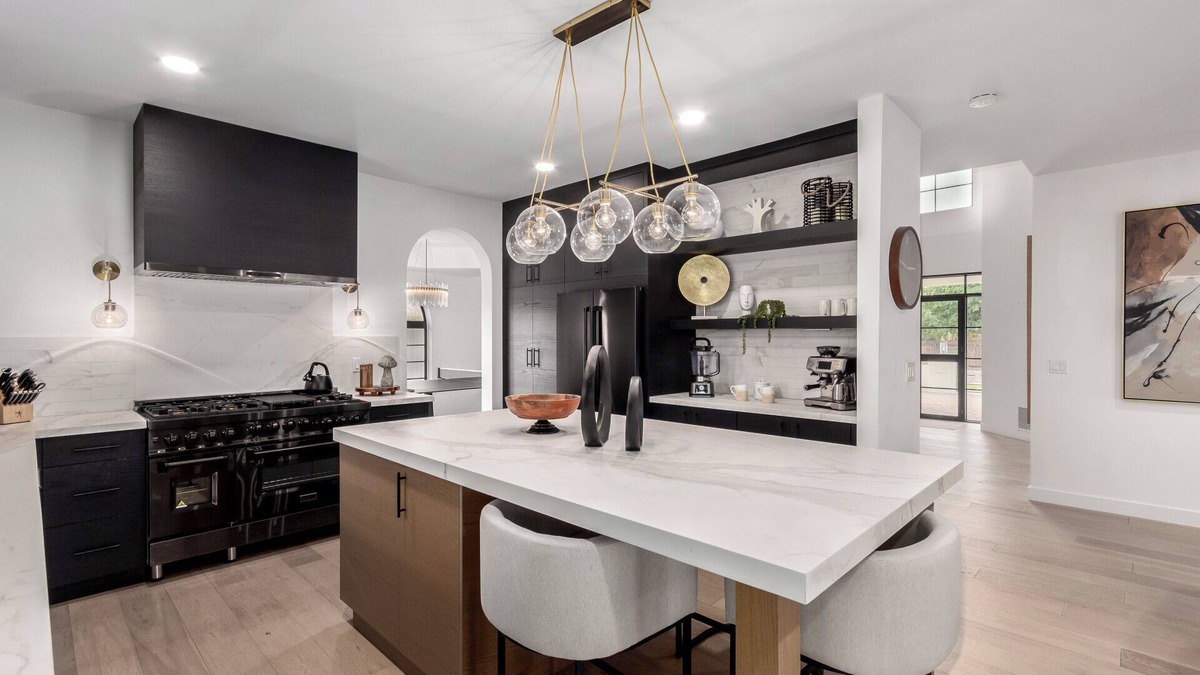 Margold House | Spacious 4-bedroom House in Uptown/Central Corridor with WiFi, Pool, Ping-pong.