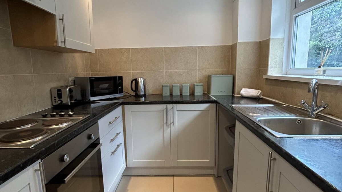 Castle House | Spacious 4 Bedroom House - Central & Pet Friendly