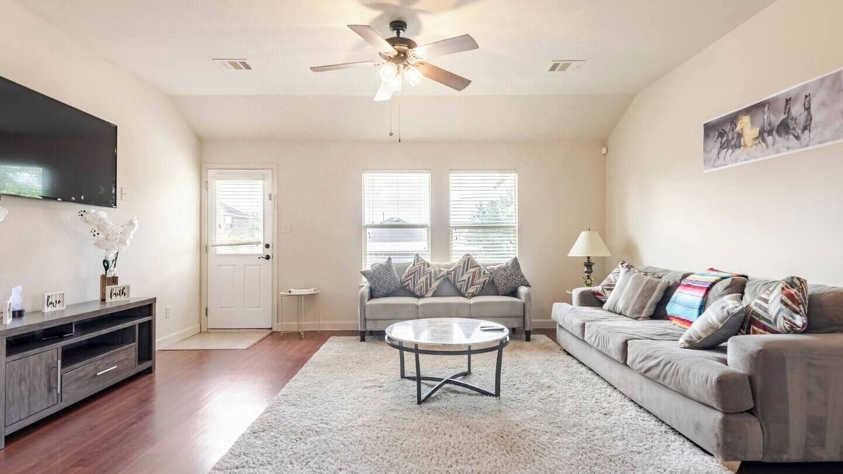 Buda House | Spacious 4-bedroom house in fantastic Buda with WiFi, game/fitness room& more!