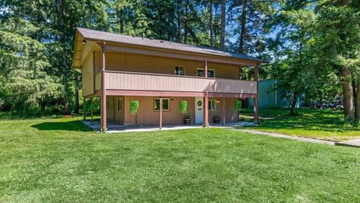 McKenna House | Spacious 4-bedroom house in delightful Roy with WiFi
