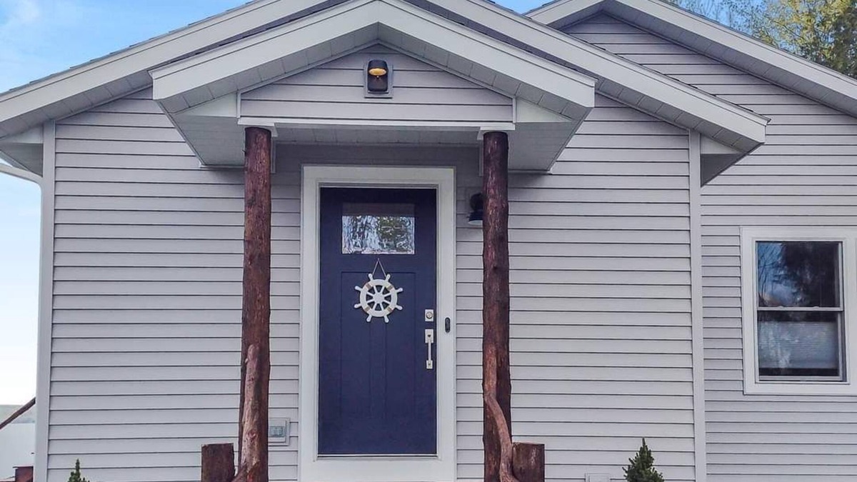 Ava House | Spacious 4-bedroom house on Lake Delta on a private road