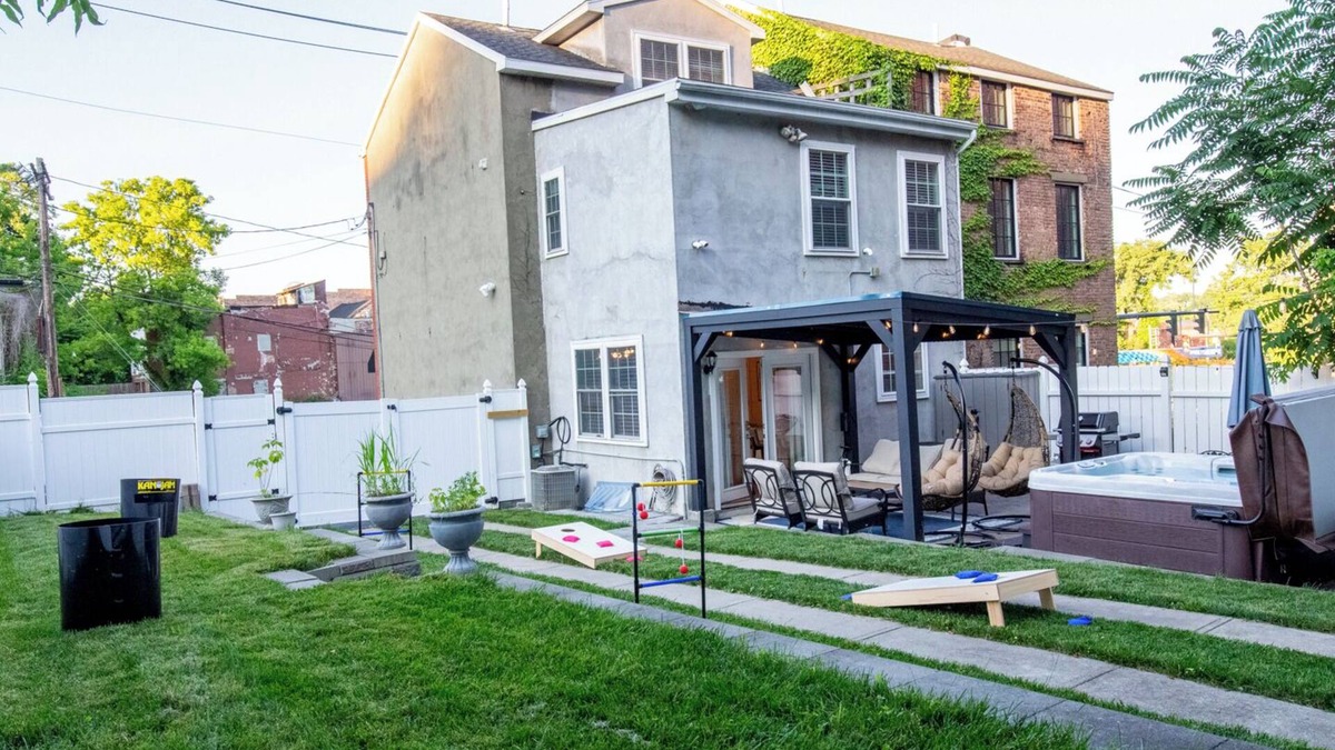 Albany House | Spacious 4-bedroom house with plenty of amenities in Downtown Albany