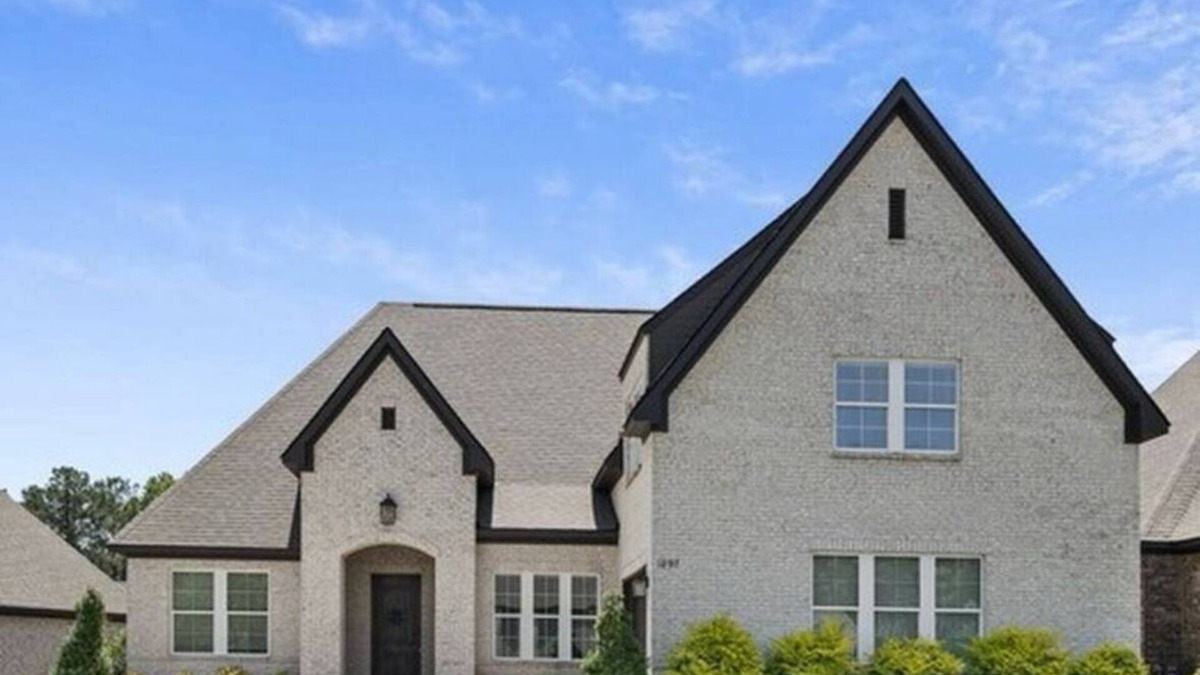 Auburn House | Spacious 4 Bedroom House in Auburn- Located 3.1 miles from AU Stadium