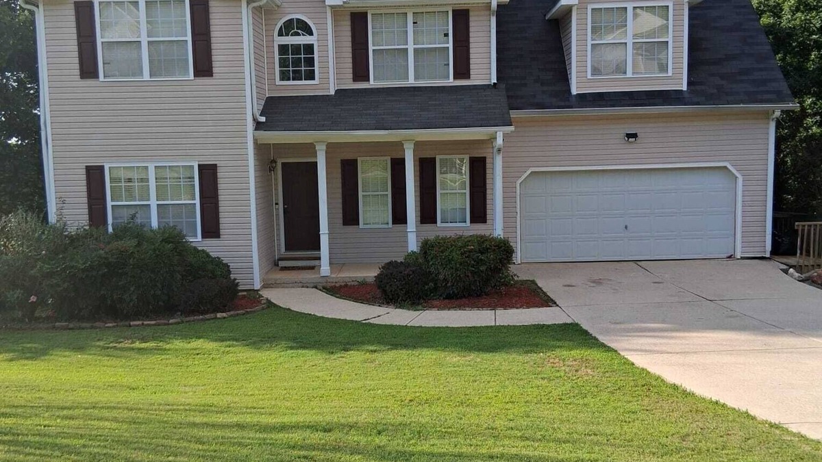 Dallas House | Spacious 4-bedroom house In Dallas GA, ideal for long term stays