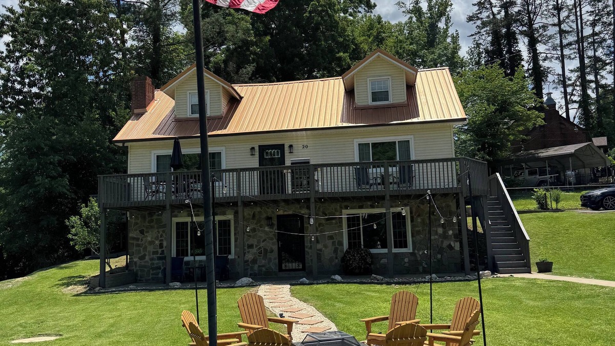Mc Carr House | Spacious 4-bedroom house with all the extra amenities you’re looking for!
